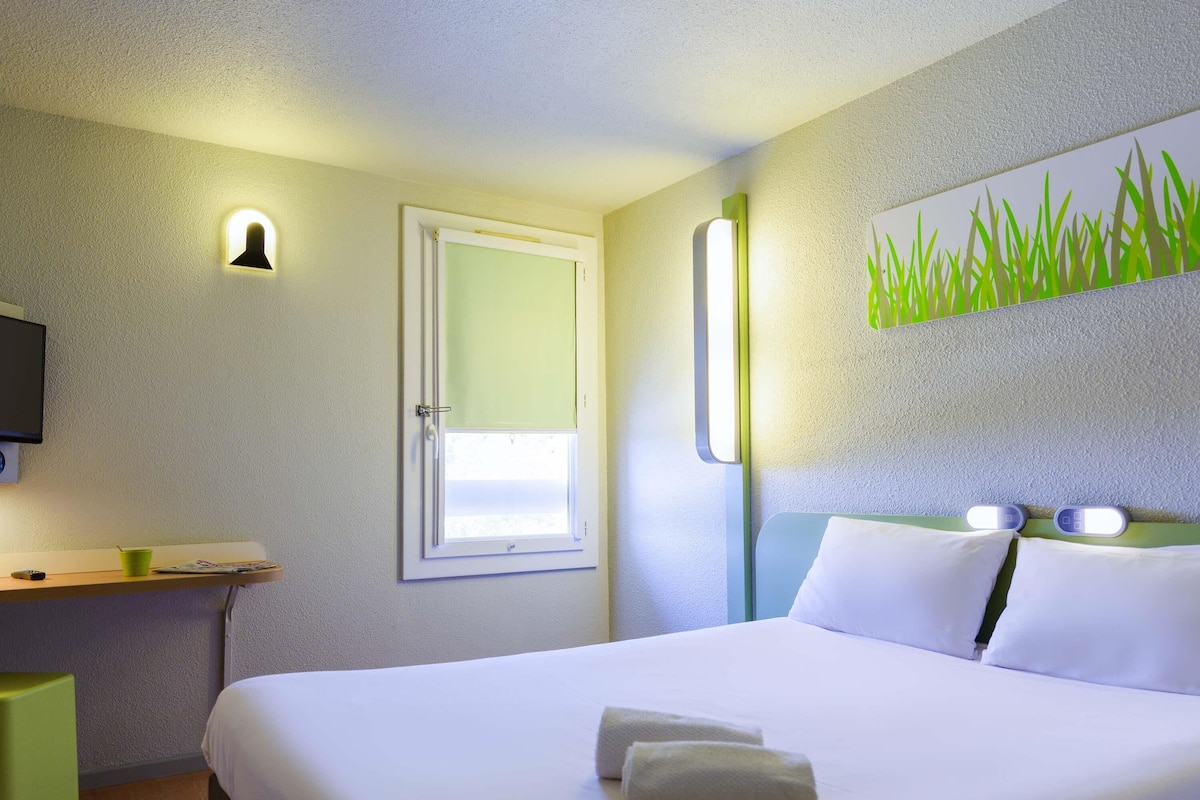 Tweepersoonskamer, 1 tweepersoonsbed | Een bureau, geluiddichte muren, een strijkplank/strijkijzer