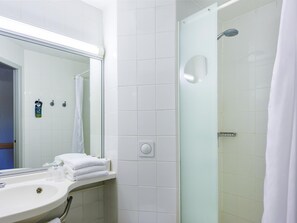 Desk, soundproofing, iron/ironing board, free rollaway beds - ibis budget Avignon Nord Le Pontet (Le Pontet)