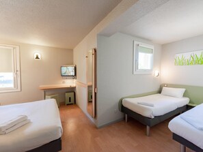 A hotel room with two beds, a desk, a TV, and a window. - ibis budget Avignon Nord Le Pontet (Le Pontet)