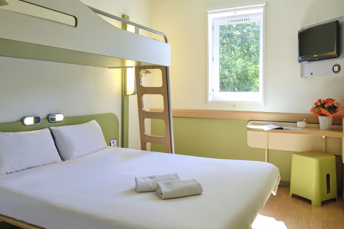 Chambre Triple, plusieurs lits | Bureau, chambres insonorisées, fer et planche à repasser