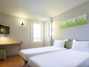 Twin Room, 2 Twin Beds | Desk, soundproofing, iron/ironing board, free rollaway beds - ibis budget Avignon Nord Le Pontet (Le Pontet)