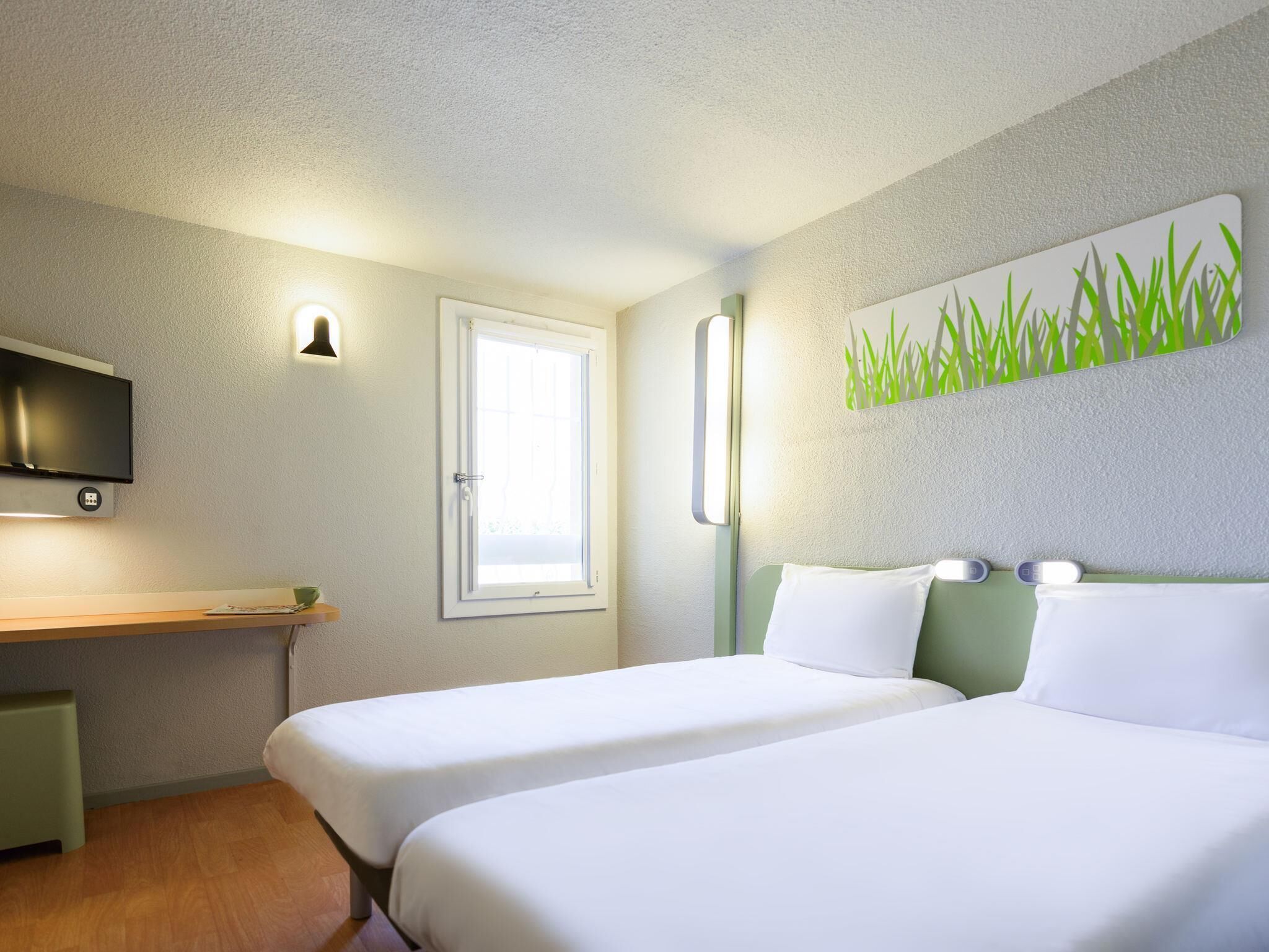 Chambre avec lits jumeaux, 2 lits une place | Bureau, chambres insonorisées, fer et planche à repasser