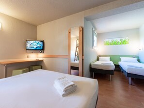 Desk, soundproofing, iron/ironing board, free rollaway beds - ibis budget Avignon Nord Le Pontet (Le Pontet)