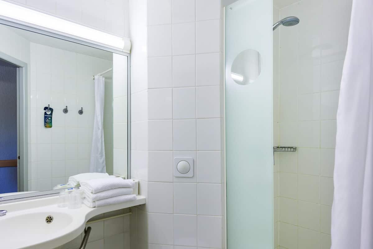 Escritorio, sistema de insonorización, tabla de planchar con plancha