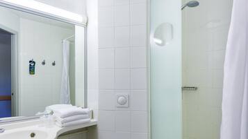 Bureau, chambres insonorisées, fer et planche à repasser