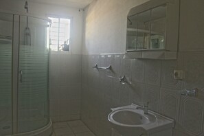 Jetted bath, free toiletries, hair dryer, towels - Marcie Guesthouse hôtel and restaurant (Tabarre)