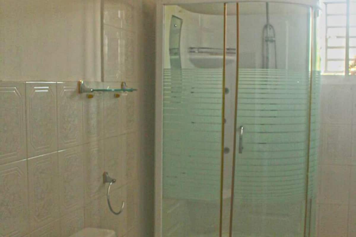 jetted bath, free toiletries, hair dryer, towels