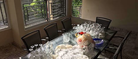 Petit déjeuner et déjeuner servis sur place, spécialités Cuisine locale