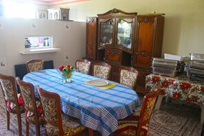 Petit déjeuner, déjeuner et dîner servis sur place