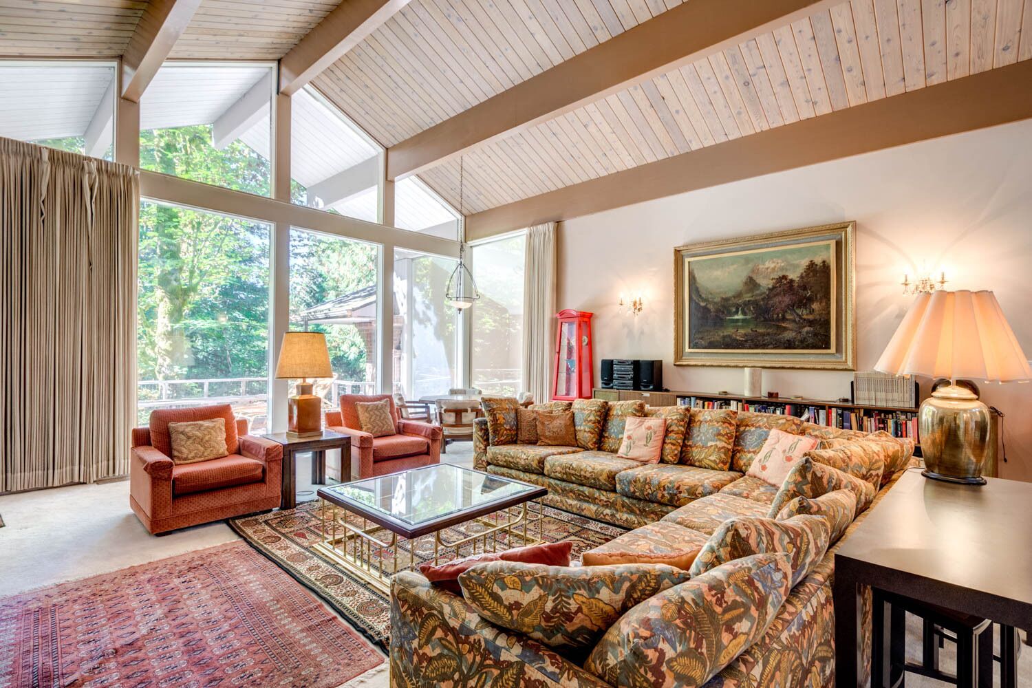 Smart TV, fireplace, DVD player, books