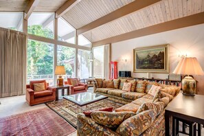 Smart TV, fireplace, DVD player, books