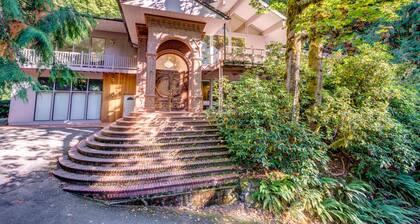 Casa exclusiva en Foothill con bañera de hidromasaje, sauna y jacuzzi.