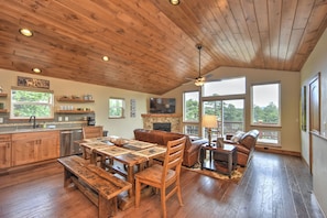 Smart TV, fireplace, stereo - Great views from 2 decks, block from town, across from nature preserve, Hot Tub! (Estes Park)