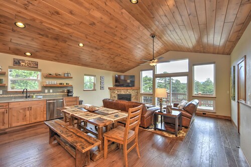 Great views from 2 decks, block from town, across from nature preserve, Hot Tub!