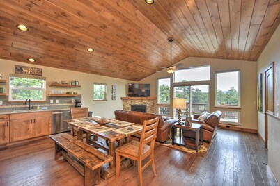 Great views from 2 decks, block from town, across from nature preserve, Hot Tub!