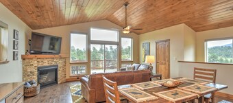 Great views from 2 decks, block from town, across from nature preserve, Hot Tub!