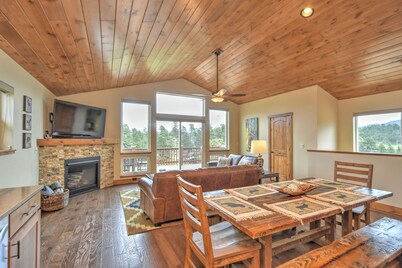 Great views from 2 decks, block from town, across from nature preserve, Hot Tub!
