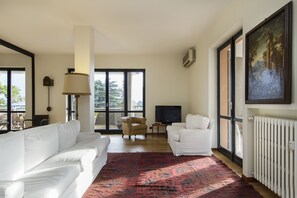 Televisión, biblioteca musical, estéreo y oficina