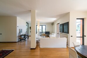 Televisión, biblioteca musical, estéreo y oficina