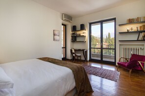 5 bedrooms, iron/ironing board, WiFi, bed sheets