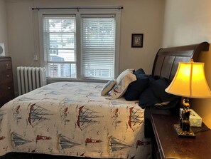 1 bedroom, desk, iron/ironing board, free WiFi - Halifax Downtown 1 QUEEN BEDROOM  in Century Flat - 30 + Nights  June / Aug 31 (Halifax)