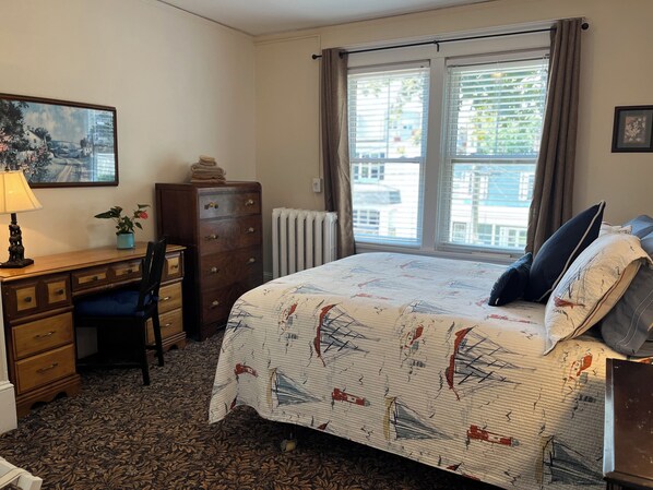 1 bedroom, desk, iron/ironing board, free WiFi - Halifax Downtown 1 QUEEN BEDROOM  in Century Flat - 30 + Nights  June / Aug 31 (Halifax)