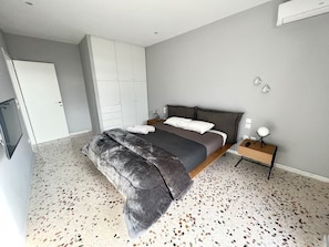 2 slaapkamers, een kluis op de kamer, een bureau