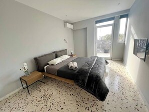 2 bedrooms, in-room safe, desk, iron/ironing board