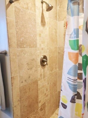 Chuveiro, secador de cabelo, toalhas de banho, sabonete