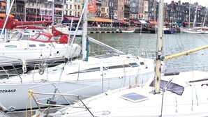 Ein Yachthafen mit mehreren angemeldeten Booten, umgeben von historischen Gebäuden unterschiedlicher Architektur.