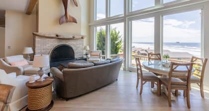 Casa principal con impresionantes vistas al mar, cocina gourmet y comodidades de lujo.