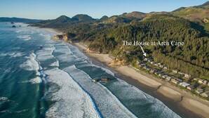 Oversigtsbillede af et kystområde med et hus, der er markeret som 'The House at Arch Cape' tæt på stranden.