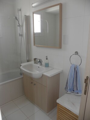 Shower, hair dryer, towels - Apartment In a New Luxury Resort next to kaparis beaches (kapparis, Paralimni)