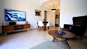 Smart-tv, bøger, stereoanlæg