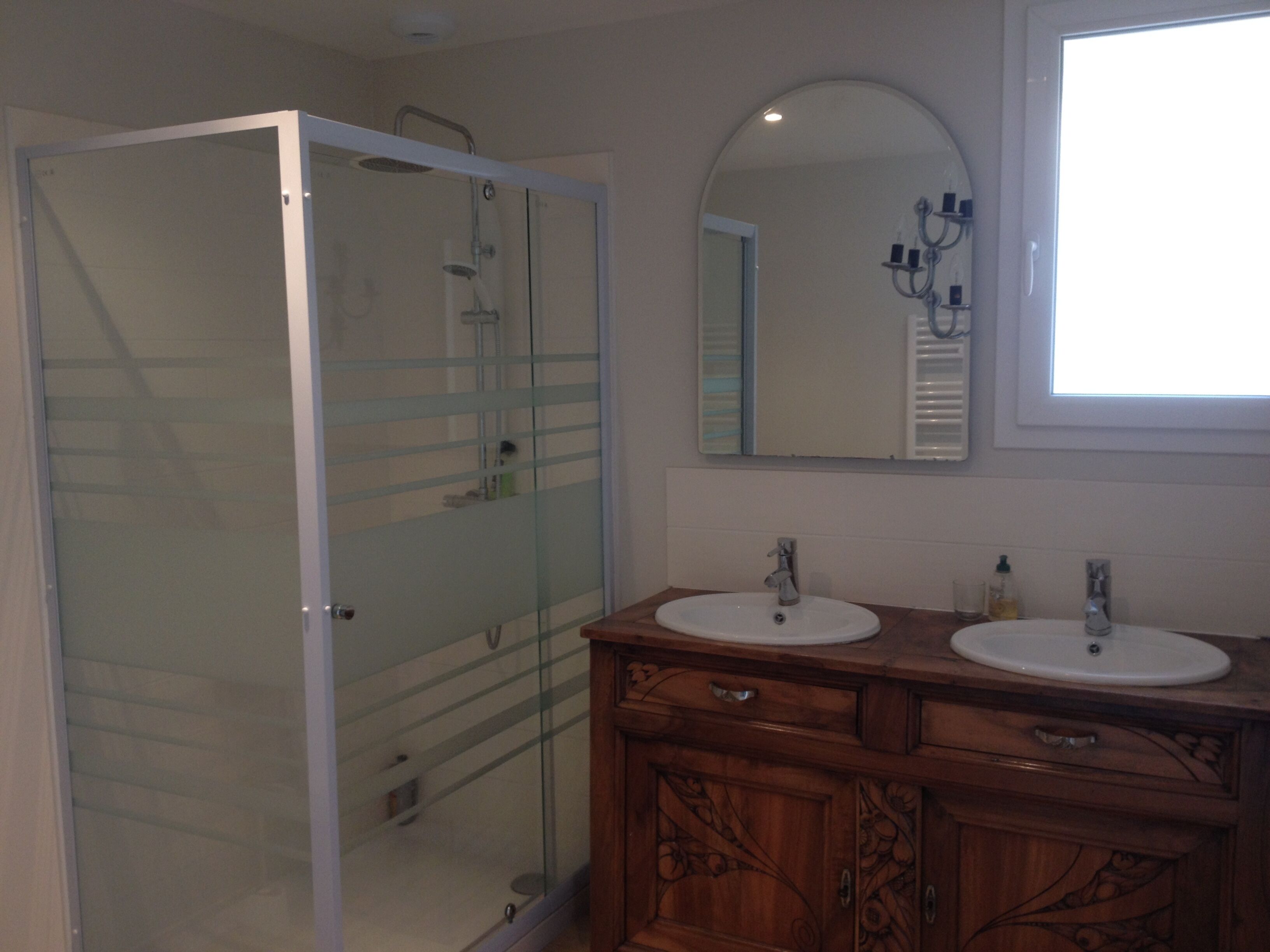 Badewanne, Haartrockner, Toilettenpapier