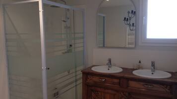 Badewanne, Haartrockner, Toilettenpapier