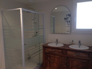 Badewanne, Haartrockner, Toilettenpapier