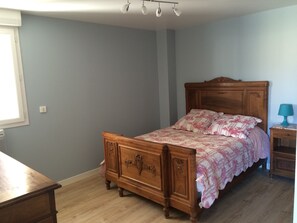 4 bedrooms, iron/ironing board, WiFi