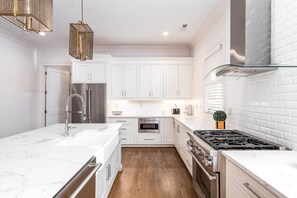 Fridge, microwave, oven, stovetop - Oakhurst Neighborhood ~ A Melting Pot Of Artists And Entrepeneurs ~ Gourgeous (Charlotte)