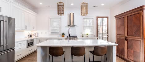 Réfrigérateur, four à micro-ondes, un four, surface de cuisson
