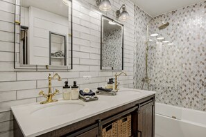 Combined shower/tub, hair dryer, towels, soap - Ranked #1 by VRBO in Flagstaff for 4 years! AC, Pets and Hot Tub! (Flagstaff)