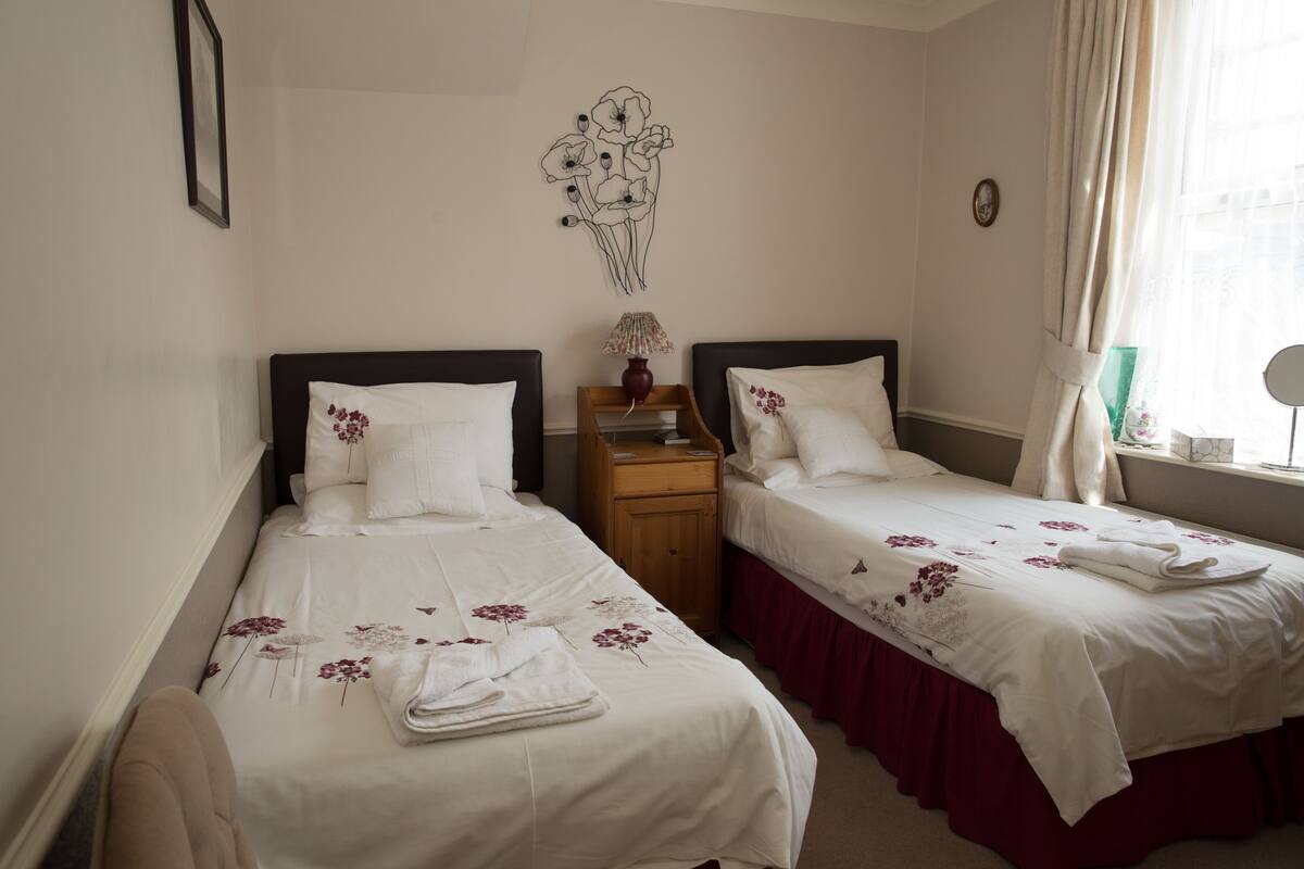 Twin Room, Ensuite | WiFi (free), bed sheets