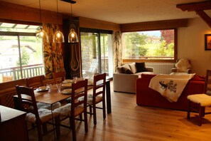 Smart-TV, Kamin, DVD-Player, Bücher