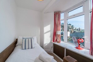 4 bedrooms, iron/ironing board, free WiFi - Fisherman`s cottage close to Looe`s harbour (Cornwall)