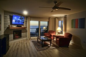 Smart TV, DVD player, books - Marquise 204 Beachfront 2br, 2 Bath condo-Directly on Beach! (Indian Rocks Beach)