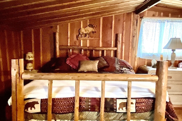 2 makuuhuonetta, työpöytä, silitysrauta/-lauta, ilmainen Wi-Fi