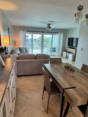 Smart TV, DVD player, books, stereo