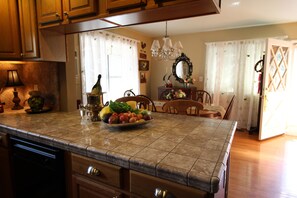 冰箱、微波炉、烤箱、炉灶