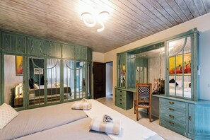 5 bedrooms, iron/ironing board, WiFi, bed sheets