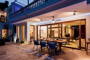 Outdoor dining - Detached house with pool - 1 minute walk to the beach (Santa Eulalia del Rio)